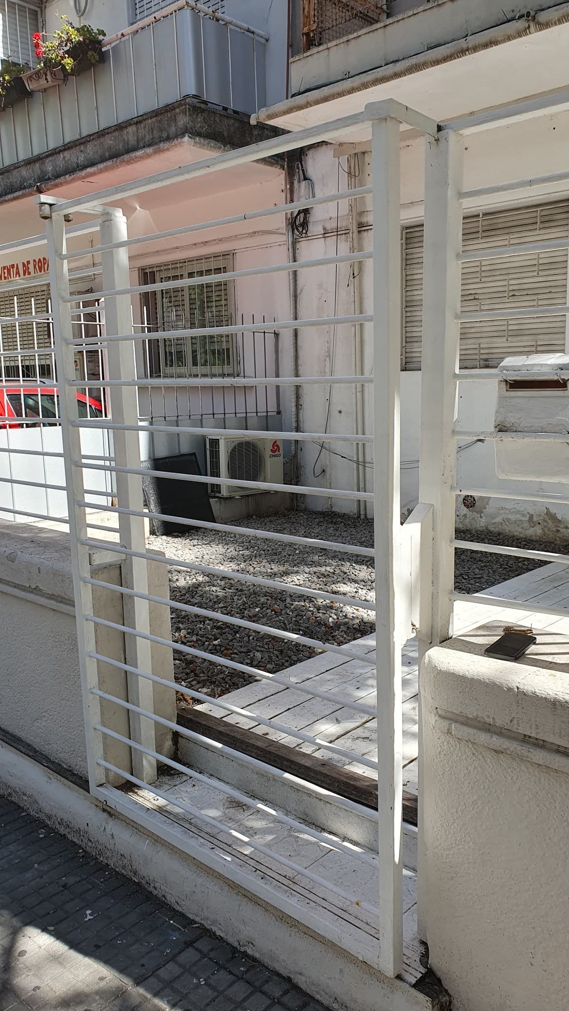 Local esquina con baño y cocina