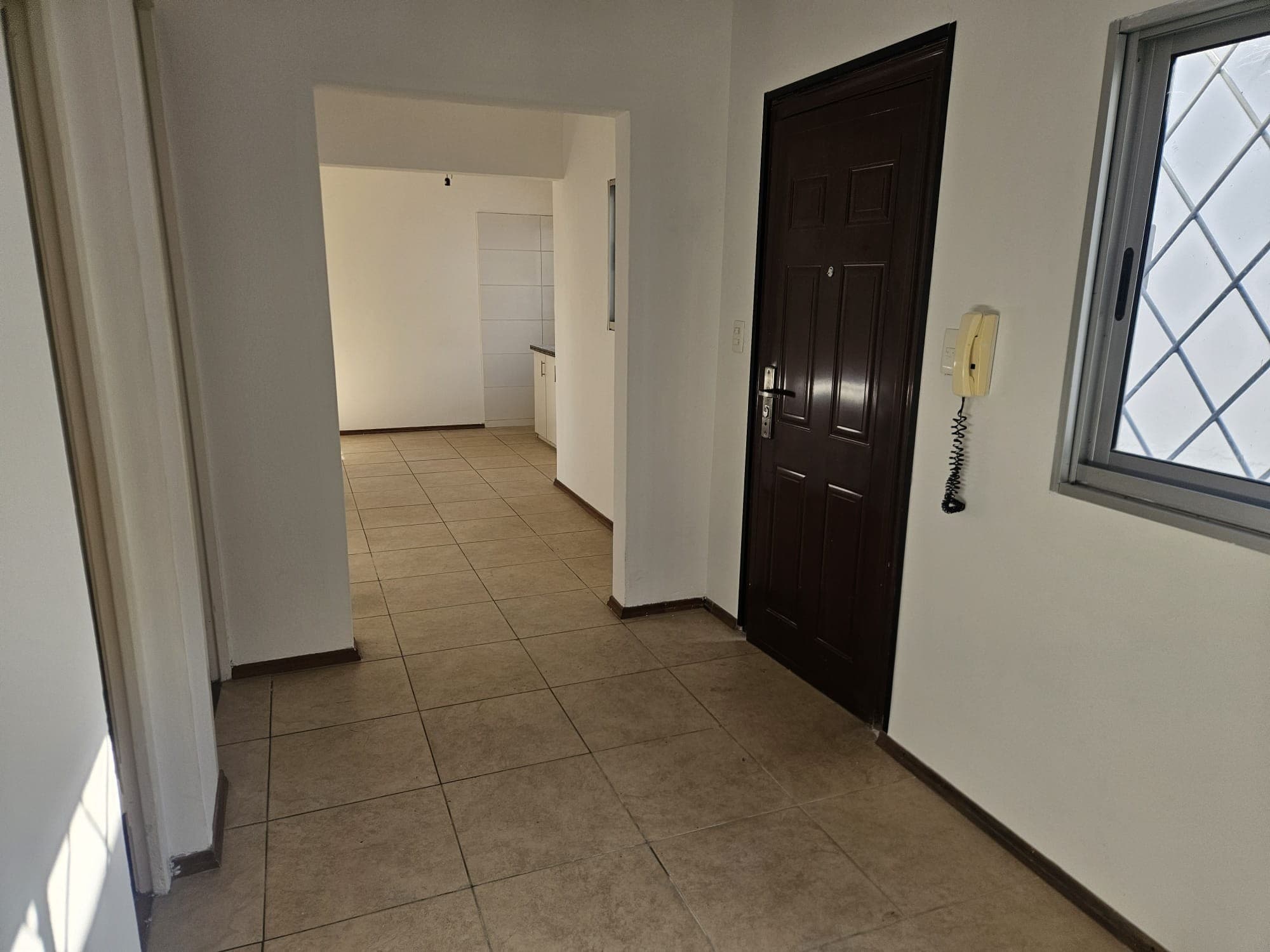 Apartamento De 2 Dormitorios, Patio Y Parrillero En Brazo Oriental Casi Atahualpa.